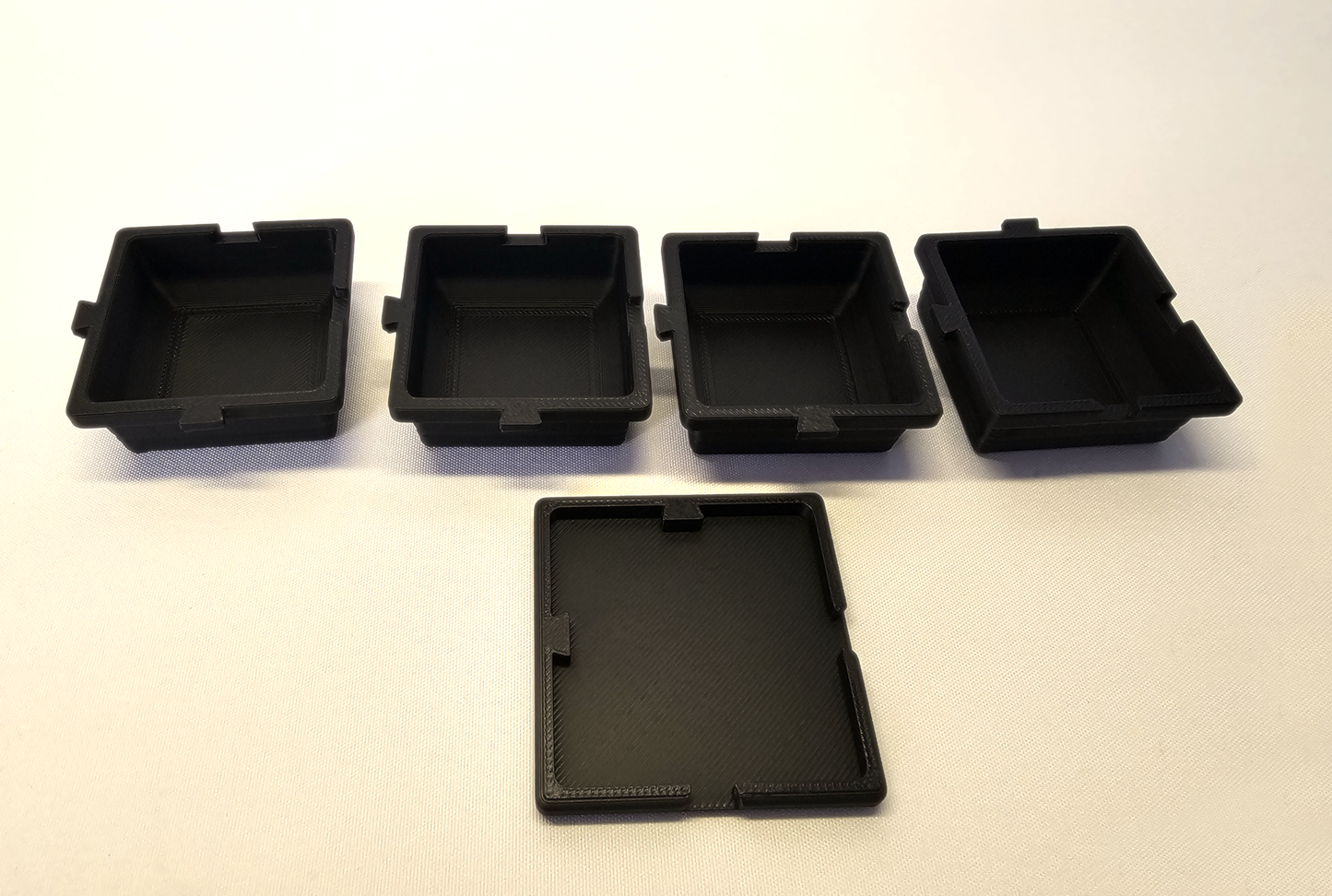 Petits plats empilables (4 + couvercle)